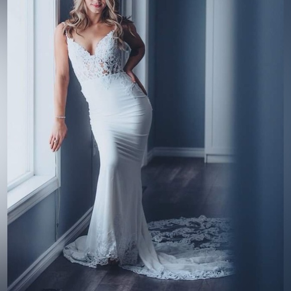 Enzoani : Mckinley : Ivory/Nude : Wedding Dress : Mermaid,train : V-Neck straps - Picture 11 of 16